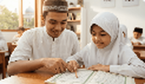 Ustadz membimbing santri membaca Al-Qur'an secara talaqqi